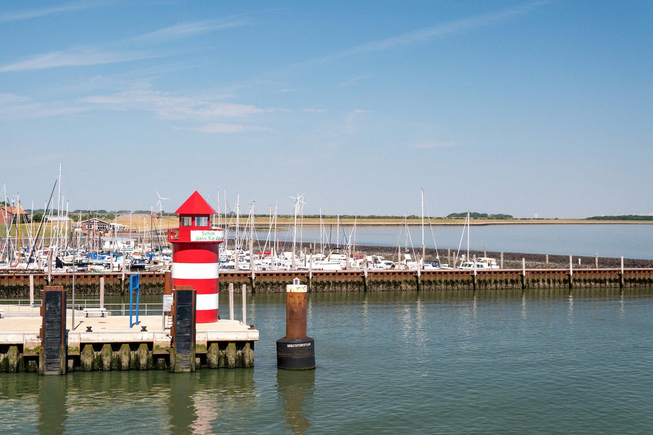 Hafen von Wyk auf Föhr mit Leuchtfeuer am Steg